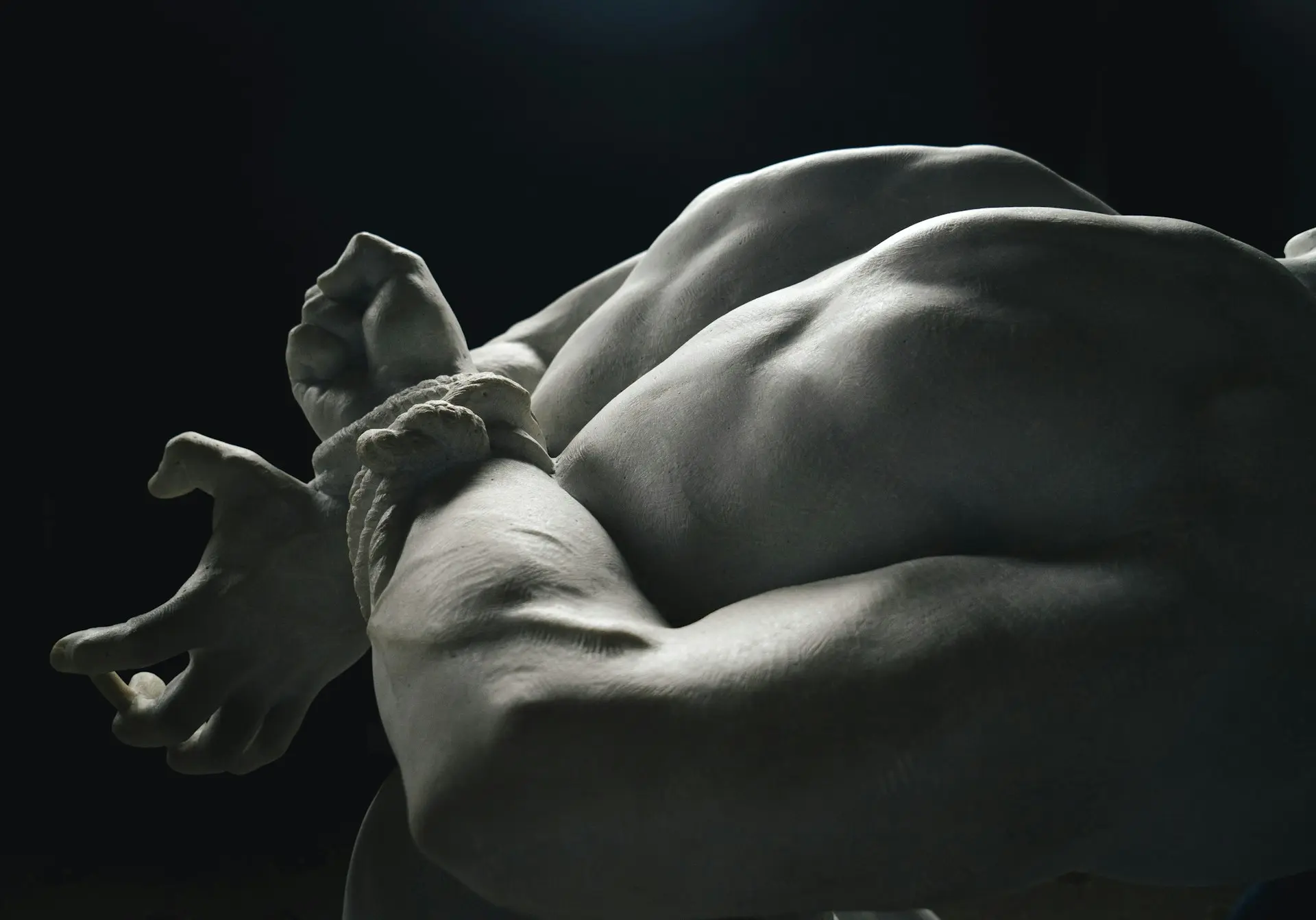 tay bắt chéo sau lưng