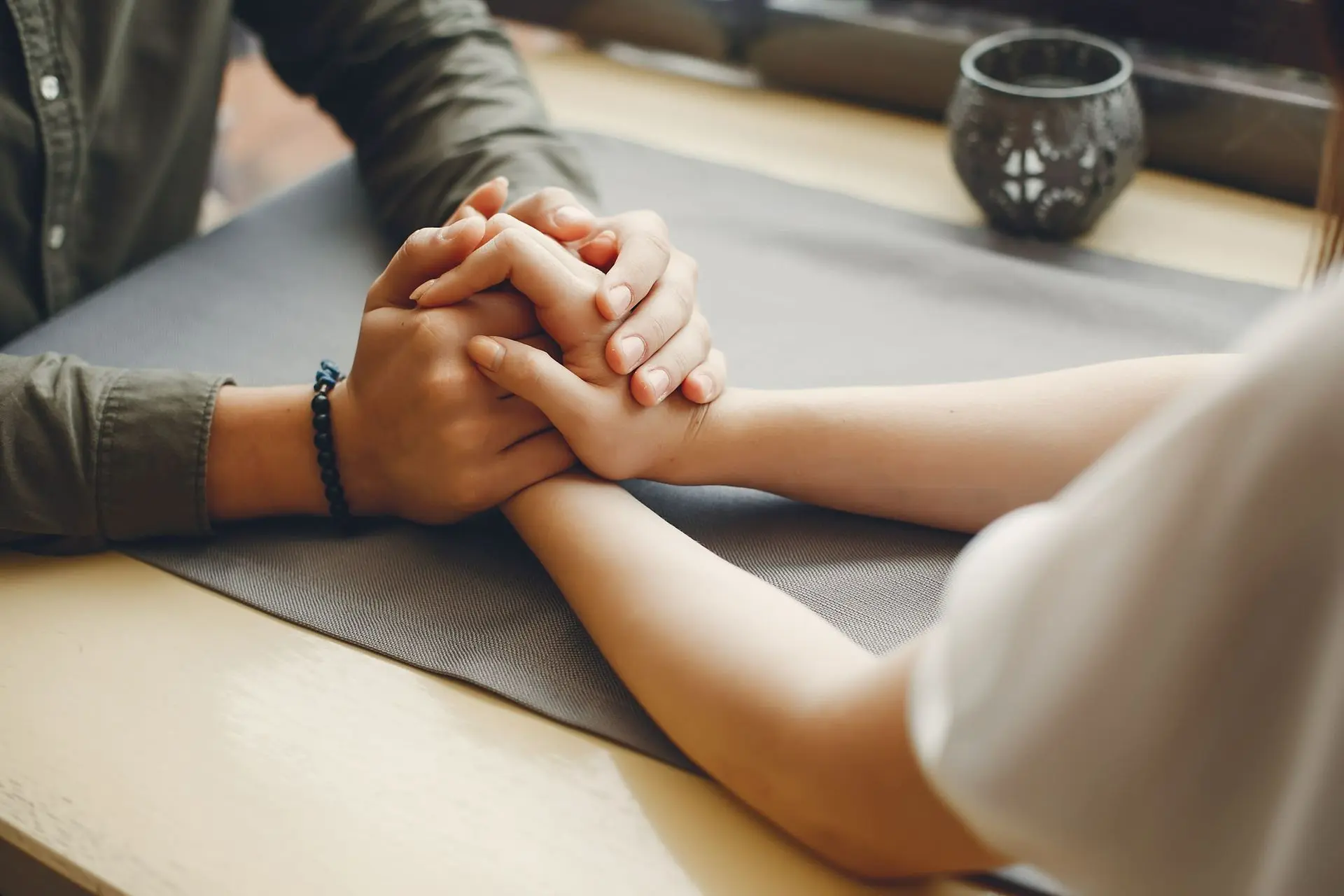 Hai người đang nắm hai tay nhau