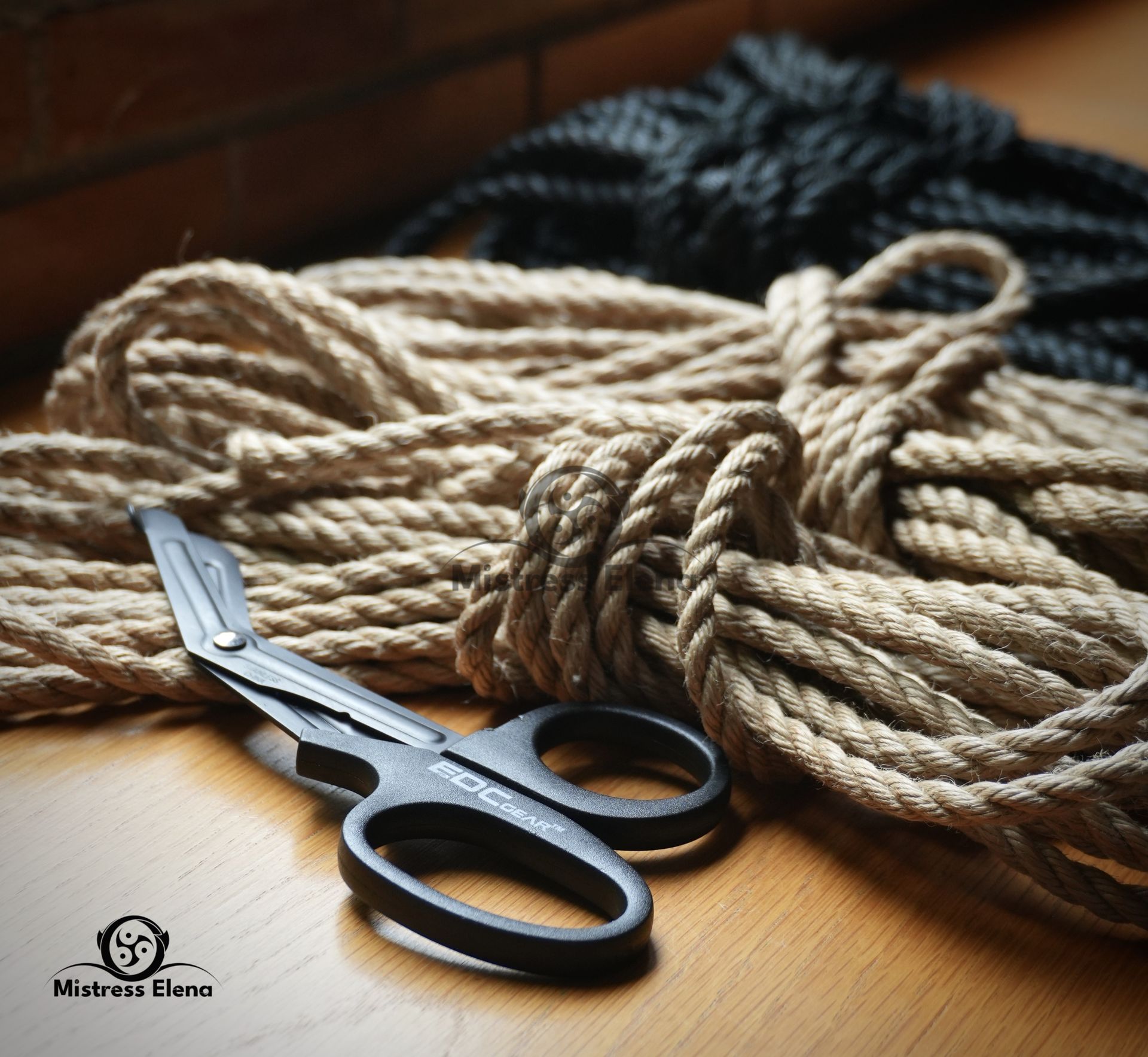 kéo cắt khẩn cấp Shibari